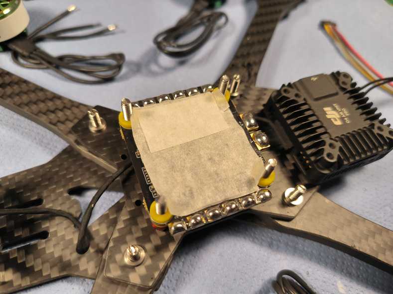 Die perfekte FPV Motoren, FC + ESC Kombination: T-HOBBY Velox System für leistungsstarke FPV-Drohnen 15 FC und ESC Einbau